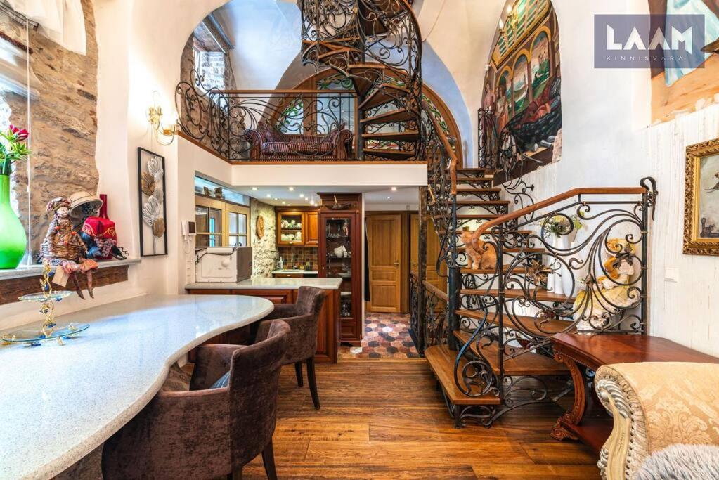 Atmospheric Place In The Historical Center